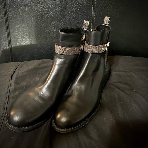 Michael Kors. Like New Ankle boots. 10M - Picture 4 of 4